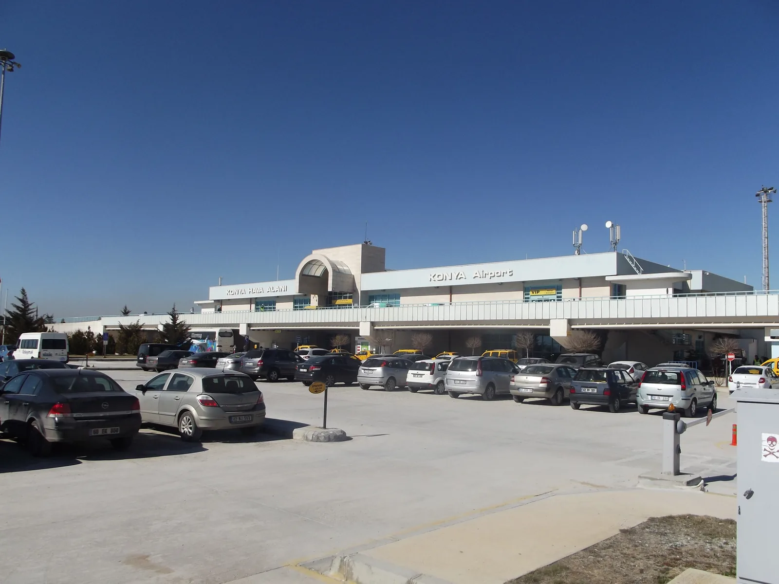 Konya Airport terminal exterior and vehicle forecourt.