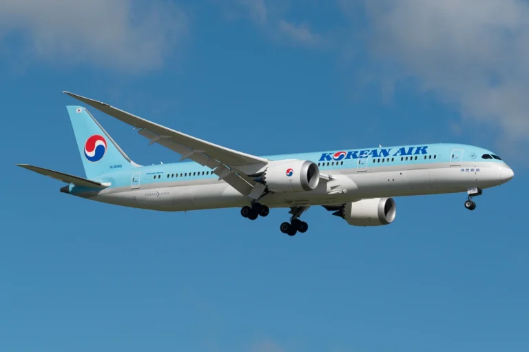 Korean Air Boeing 787-9 aircraft in flight.