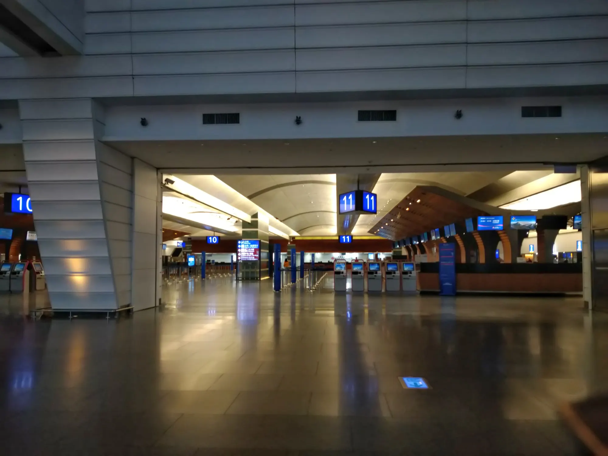 Taiwan Taoyuan International Airport Terminal 1 departure hall and check-in counters.